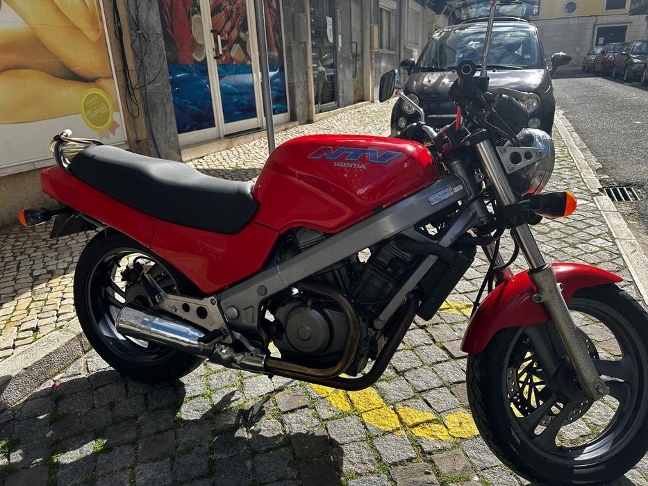 NTV 650 desmontada para peças