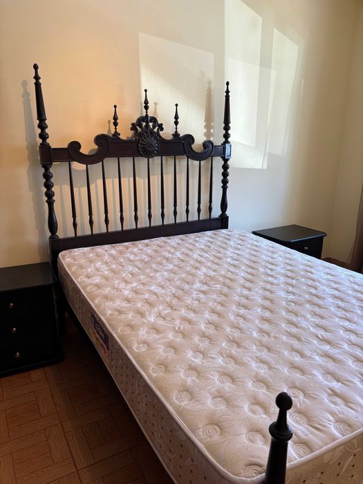 Cama em madeira + colchão
