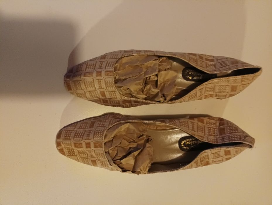 Sapatos rasos em creme/bege,de marca Exclusive