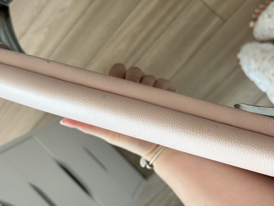Różowa podpórka do manicure