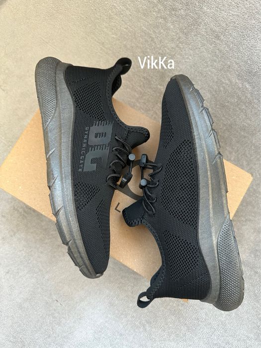 Дихаючі літні чорні кросівки