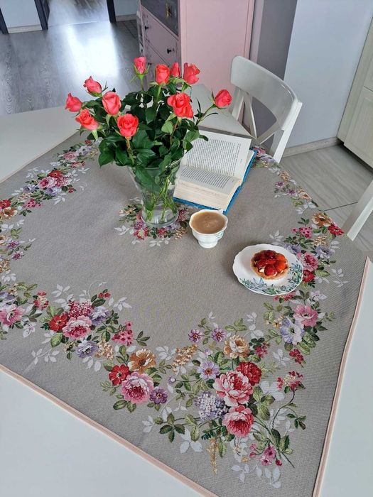 Obrus beżowy gobelinowy w róże 100x100 cm 1162LI Rose Linen