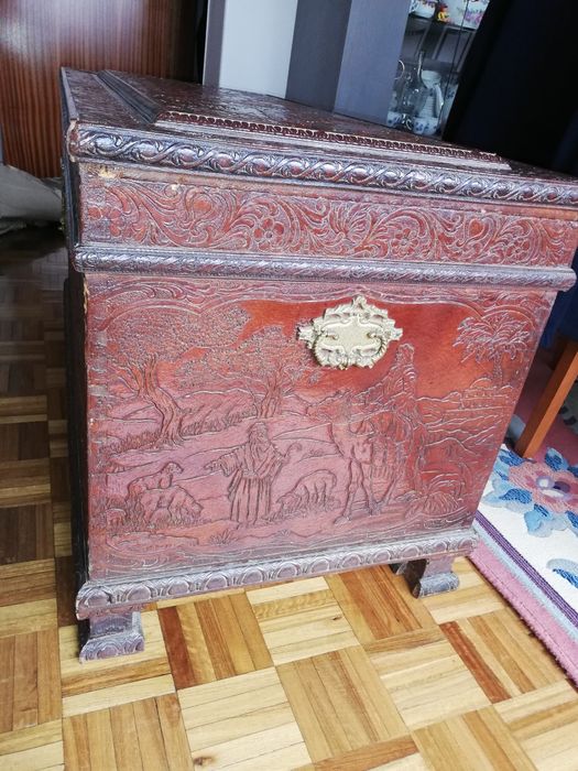 Baú em madeira maciça