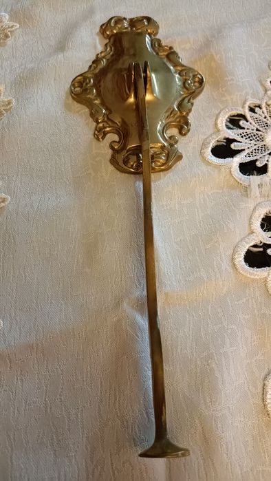 Mosiężny haczyk mocowany do ściany ze składanym ramieniem
mocowany do