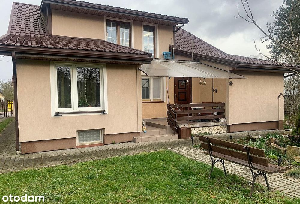 Urokliwy cichy przestronny dom wolnostojący, duży garaż oraz działki.