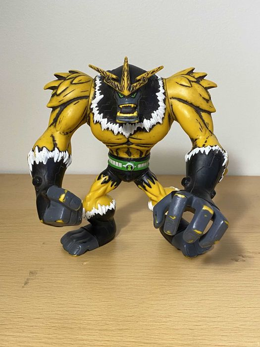 Ben 10 Omniverse Shocksquatch 13 cm Bandai