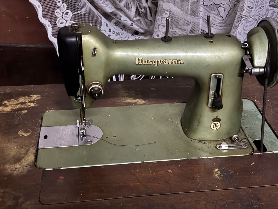 Máquina de Costura Antiga Husqvarna com Móvel