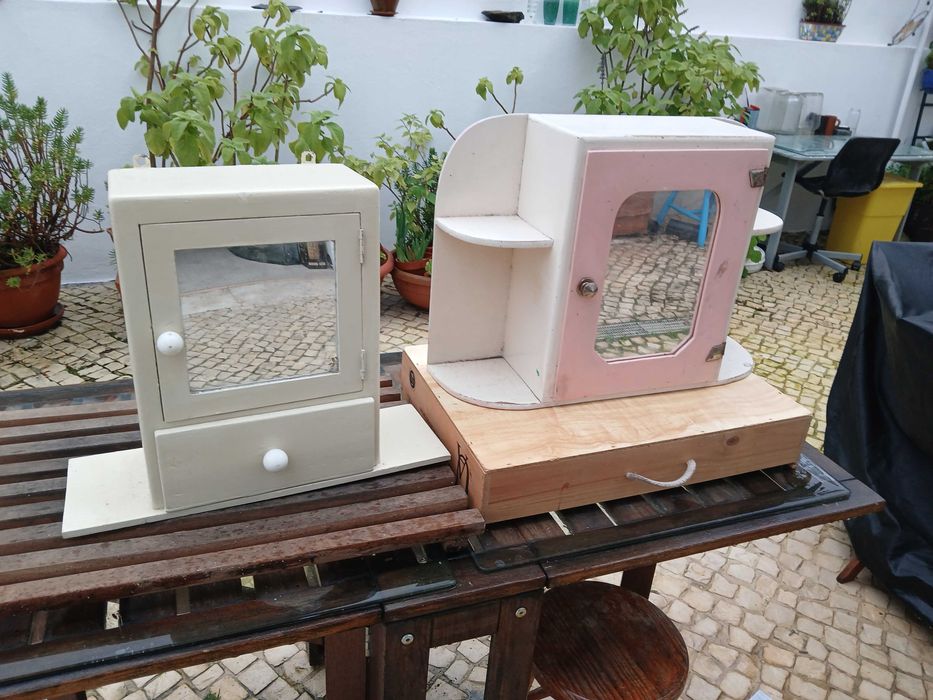 Dois pequenos móveis antigos recuperados