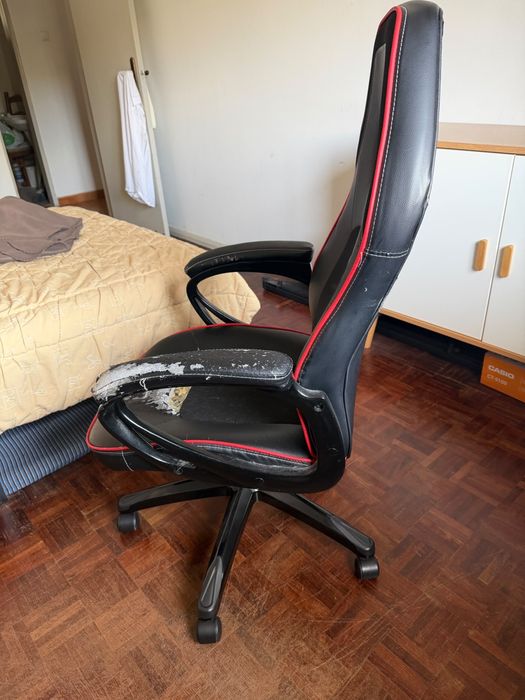 Cadeira gaming/escritório preta e vermelha
