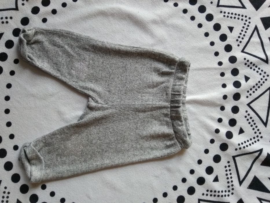 Spodnie legginsy szare w srebrne gwiazdki 74 Zara