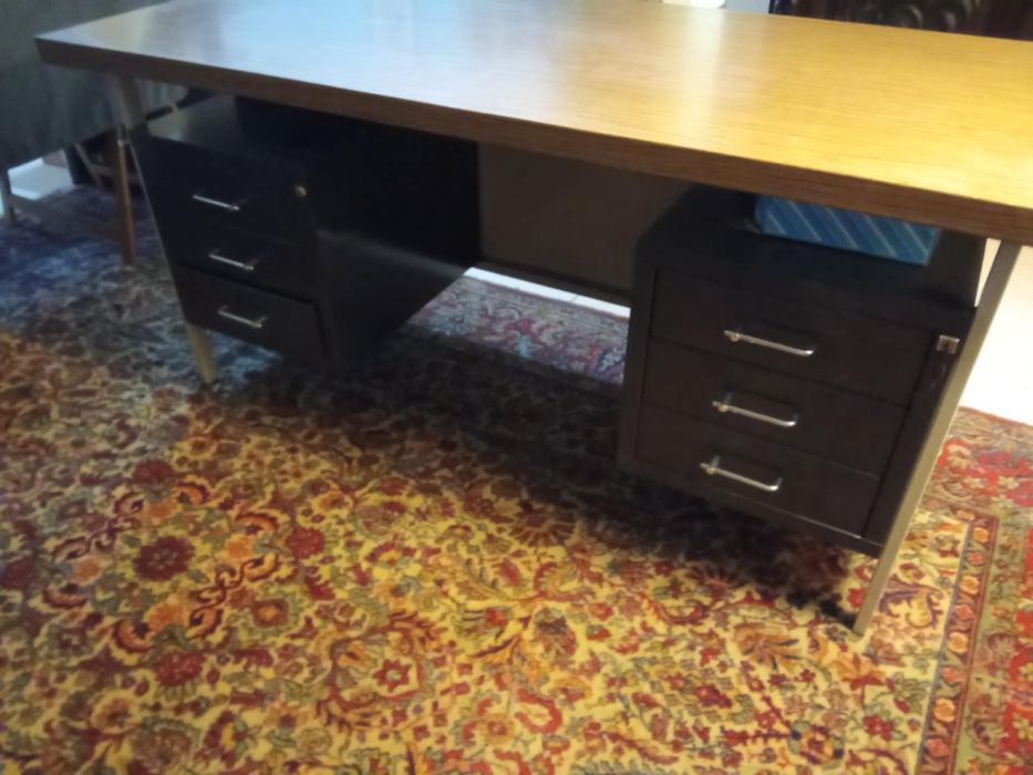 Mobiliário de escritório (duas secretárias, um arquivo, uma estante)