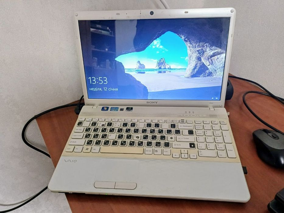 Ноутбук Sony VAIO 15.6" / Core i5 / RAM 8GB / SSD 256GB + HDD 500GB / GeForce 410M