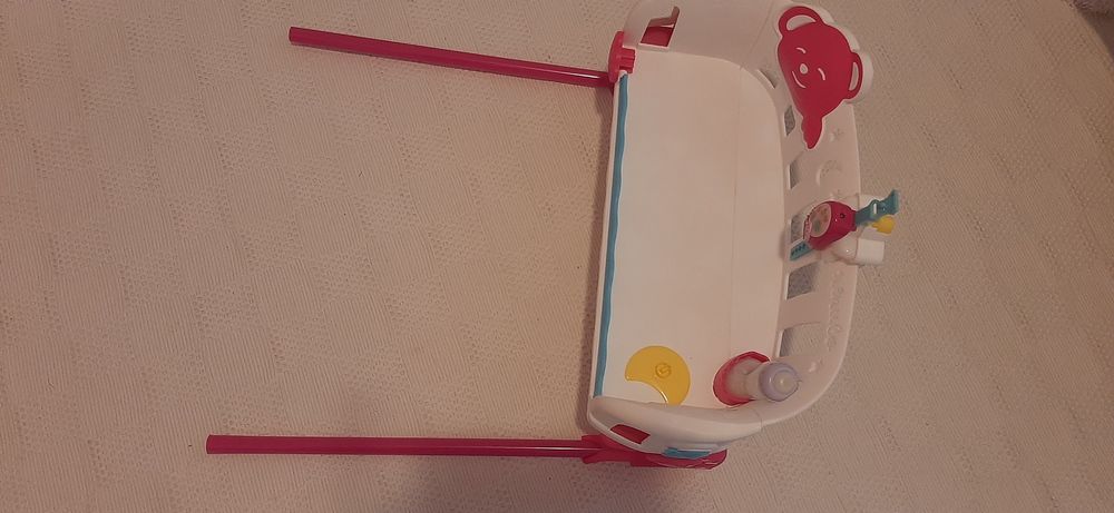 Cama de bebé marca Nenuco para crianças,com acessórios