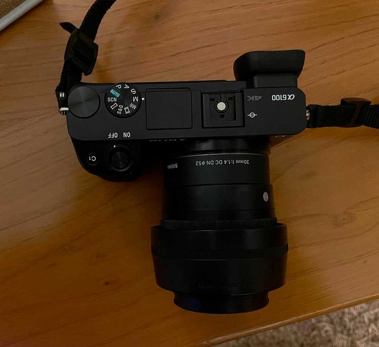 Sony A6100 + Sigma 30mm f/1.4 + Acessórios