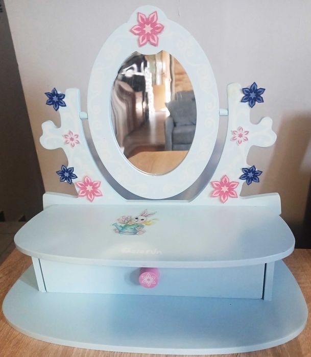 Drewniana toaletka dla dziewczynki.Stan bdb.Wysówana szufladka.