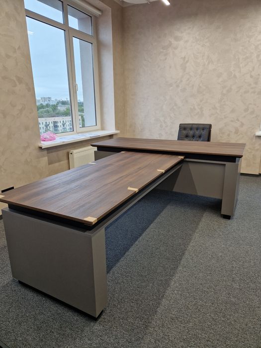 Офісні меблі столи шафи