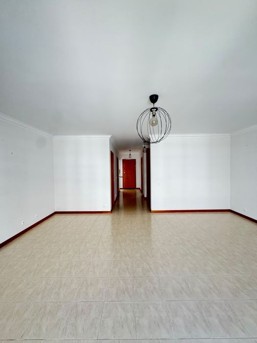 Apartamento T3 para Arrendamento no Estoril | 160 m² | Garagem | A 15 Minutos da Praia