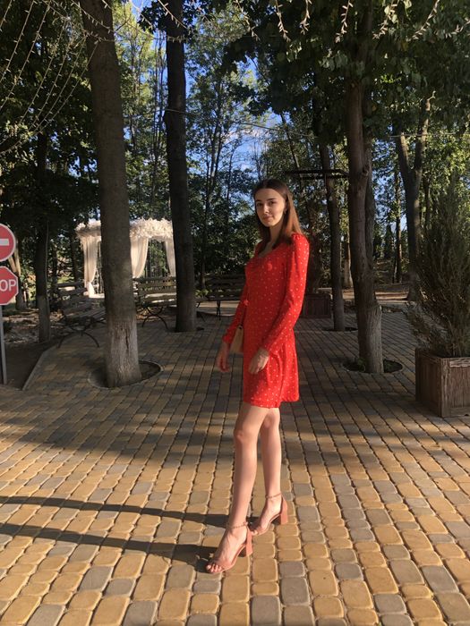 Червона сукня в квітковий принт