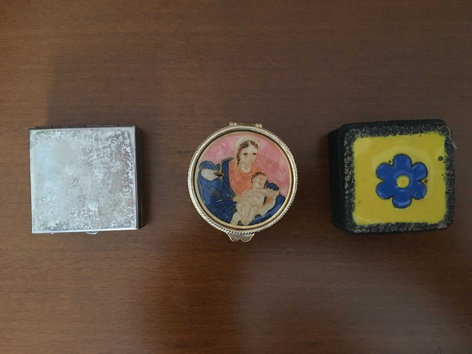 3 Caixinhas (2 para comprimidos, uma delas com espelho)