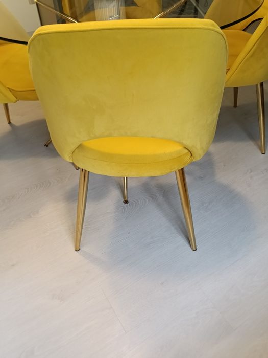 Mesa vidro diâmetro 110 cms + 4 cadeiras veludo  em perfeito estado .