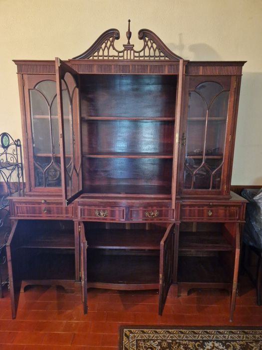 Móvel Vitrine / Loiceiro de Sala Clássico (Estilo Inglês / Chippendale)