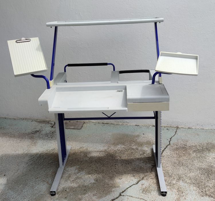 Mesa de computador e impressora