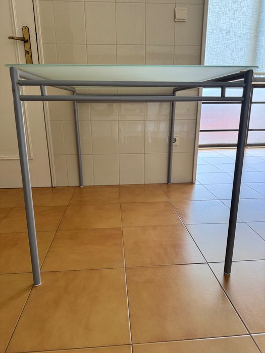 Mesa de cozinha com tampo em vidro