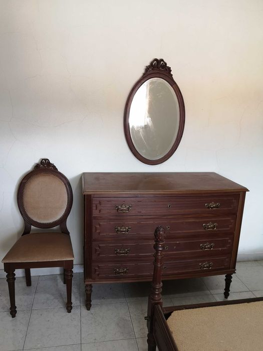 Mobília de quarto (cama, cómoda, mesas de cabeceira e cadeira)