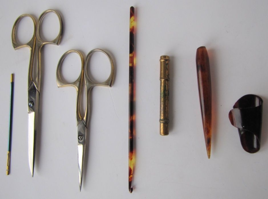 Набор для рукоделия в кожаном футляре винтажный