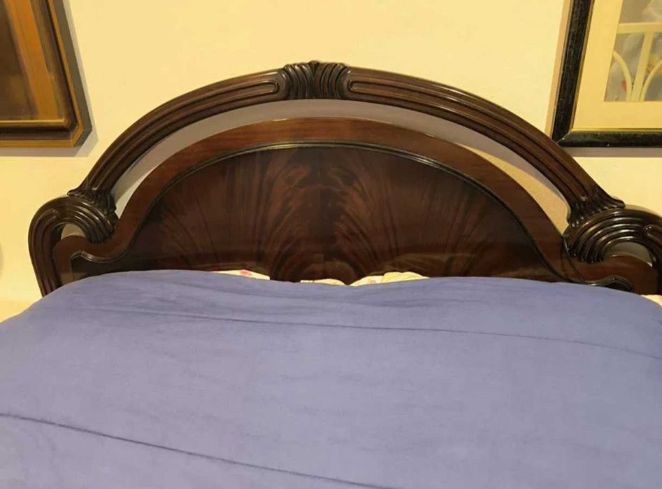 Cama de casal e mesas de cabeceira