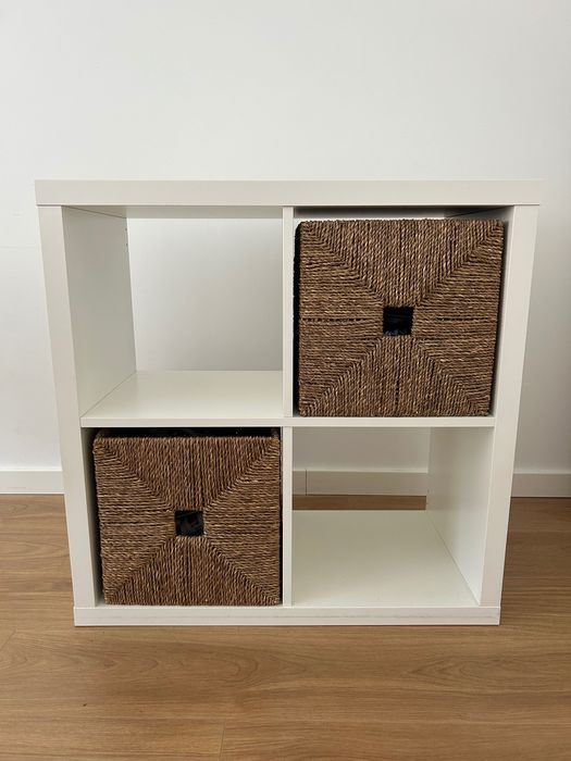 Estante com 4 compartimentos + 2 cestos de feno incluídos