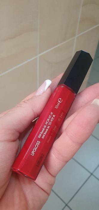 Продам нову помаду (блеск)