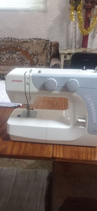 Продам швейну машинку janome