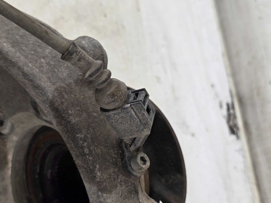 AUDI A4 B8 A5 8T PRZED LIFT 07-11 Zwrotnica lewa przód przednia 8K0407257G