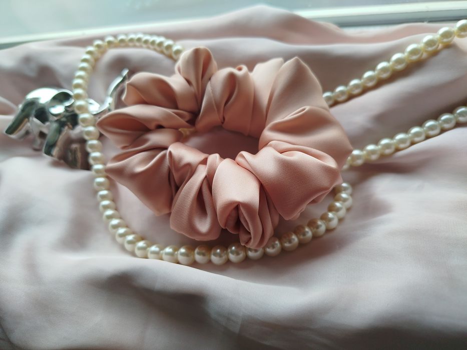 Gumka scrunchie satyna jedwabna Armani beż