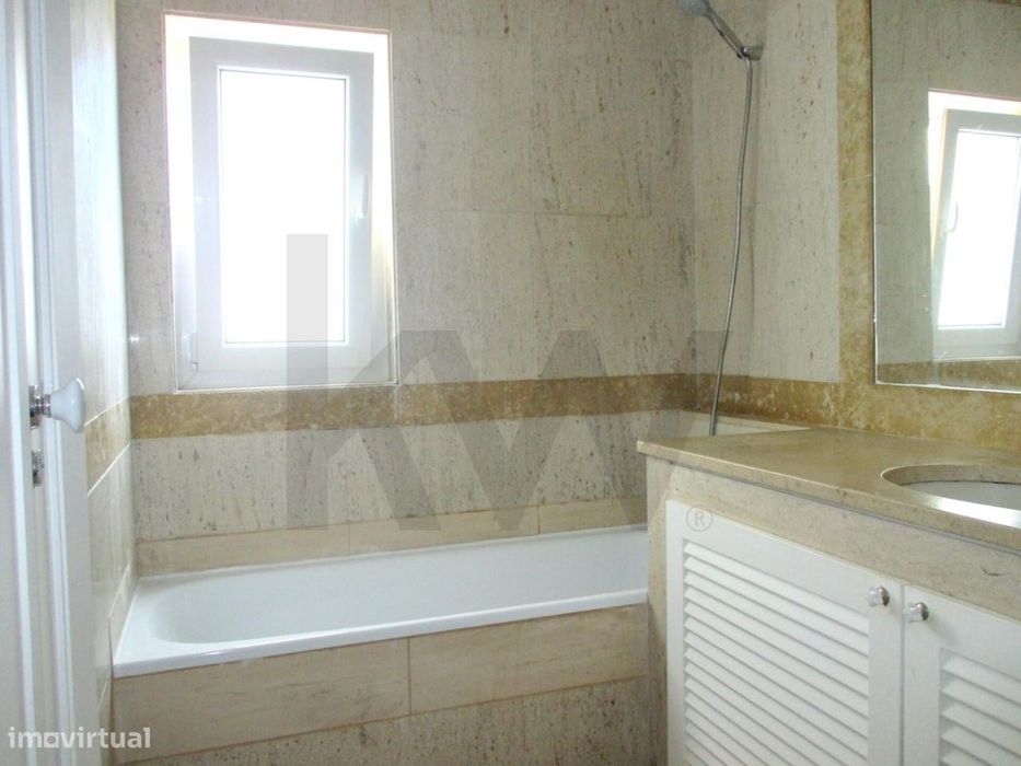 Apartamento T2 com Garagem e arrecadação | Alto das Flores