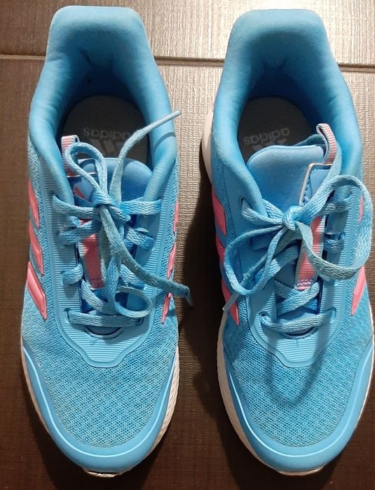 Sapatilhas Adidas de menina.