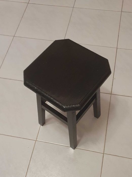 Pequeno banco artesanal, vintage, cuidadosamante manufaturado