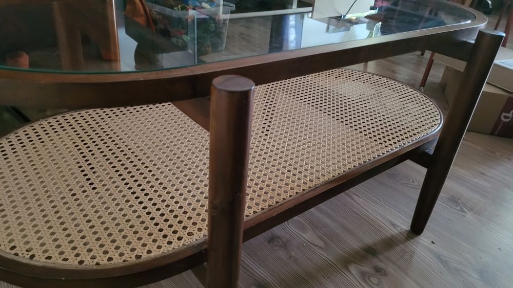 Stolik kawowy, drewniany z rattanem