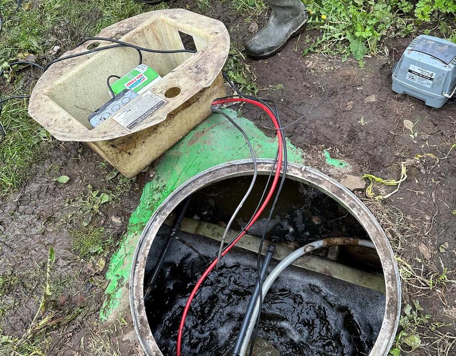 Выкачка сливных ям Ручна чистка каналізації Чистка ям септиків Мулосос