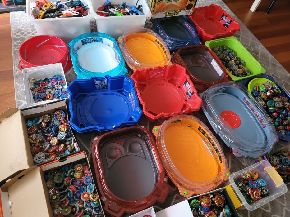 Enorme Coleção de Beyblades a venda