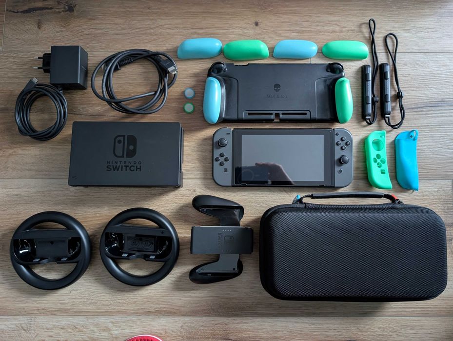 Konsola Nintendo Switch z akcesoriami, etui, torba, kierownice