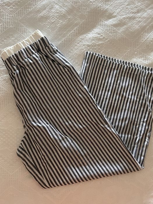 Calças às riscas preto e branco