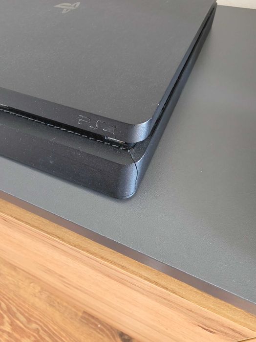 Konsola ps4  pamięć 1T dwoma padami