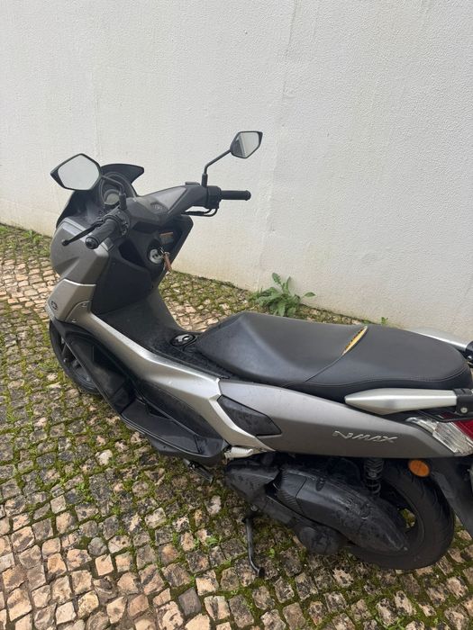 Yamaha Nmax 125 de garagem, inclui Casaco, capacete, top case e luvas.