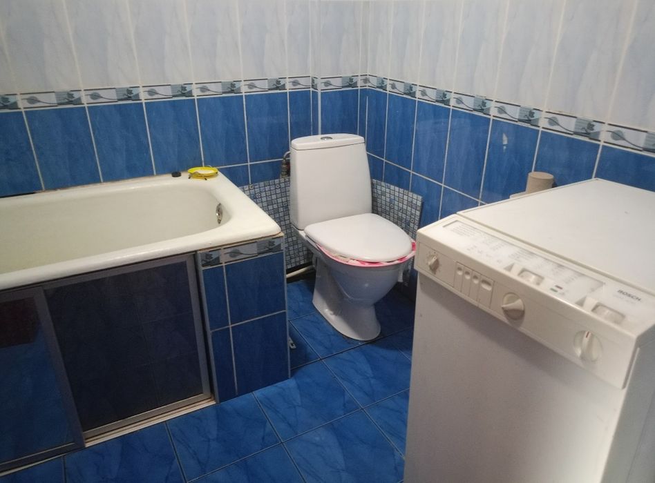 Здам в центрі Жмеринки велику 2 кімнатну квартиру 82м/ +закритий двір