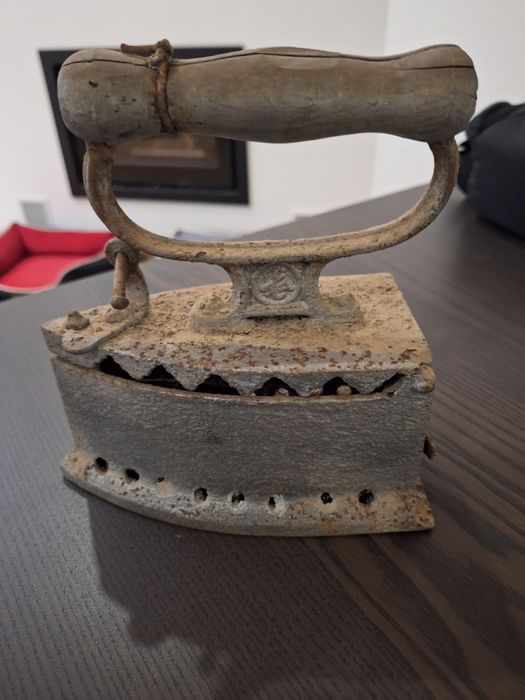 Ferro de engomar antigo a carvão