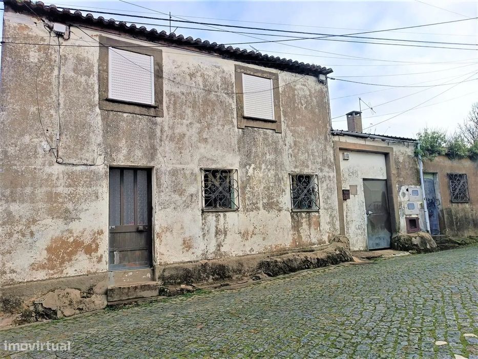 Duas moradias juntas para remodelar ou  edificar 3 mordias à entrada d