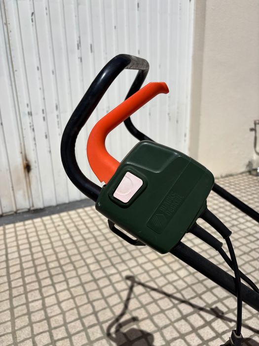 Máquina de cortar relva .