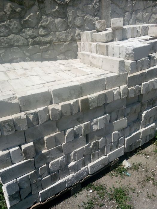 Цегла білого 7грн. Цегла червона 6 грн.Б/у в гарному стані.